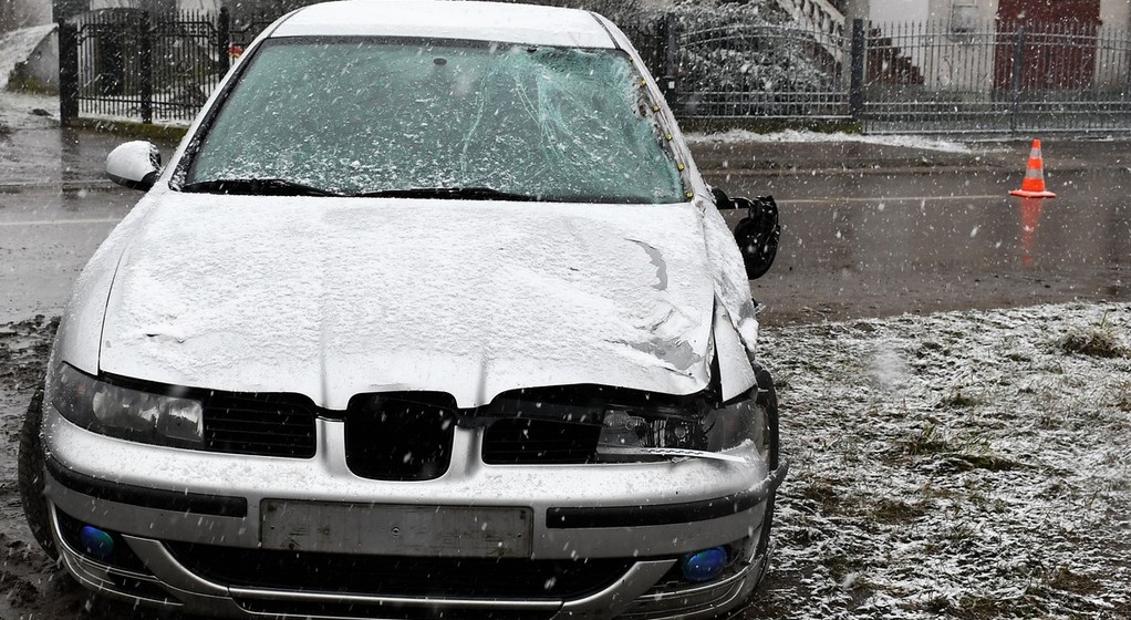 Kolizja Seata z dwoma jeźdźcami na koniach
