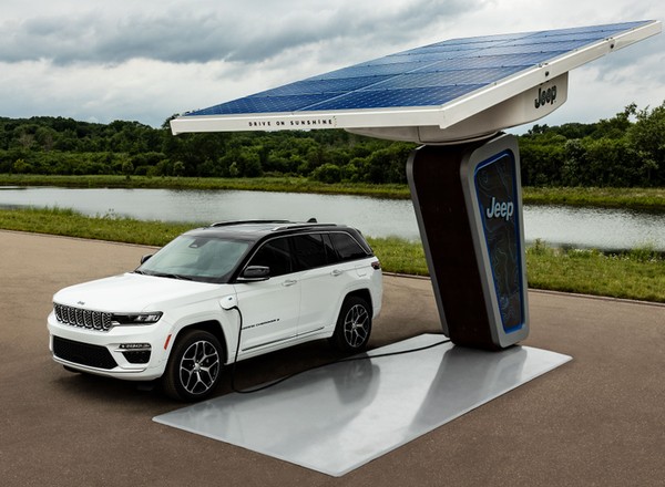 Jeep obchodzi 80. urodziny i robi sobie... elektryzujący prezent