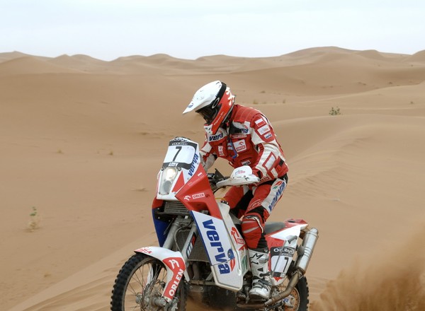 Rallye OiLibya Maroc 2010: deszcz na pustyni zaskoczył zawodników (3. etap)