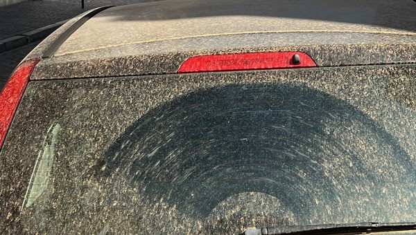 Samochód pokryty pyłem znad Sahary