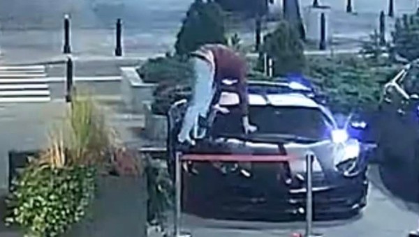 Wszedł na dach Lamborghini. Właściciel podwaja nagrodę