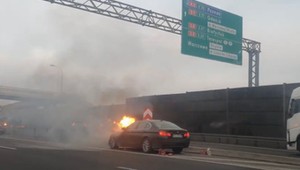 BMW zapaliło się na trasie S8. Czy to znów problemy z wadliwym układem EGR? [WIDEO]