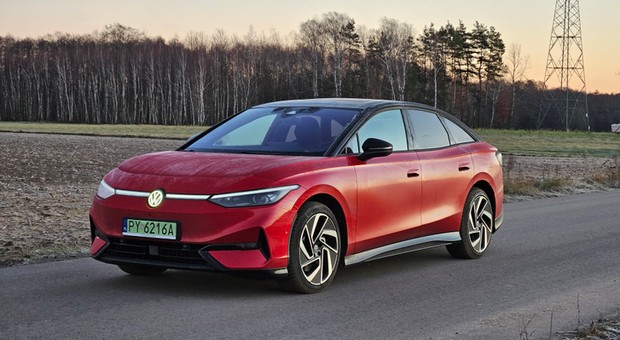 Volkswagen ID.7 wygryzł Teslę na największym rynku w Europie. Czy warto go kupić też w Polsce?