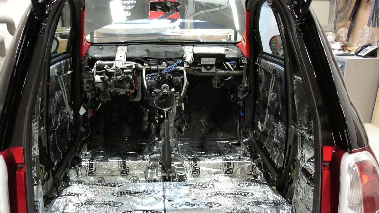 Wygłuszona kabina Fiata 500. Każde przetłoczenie blach oznacza dodatkowe zużycie materiału.