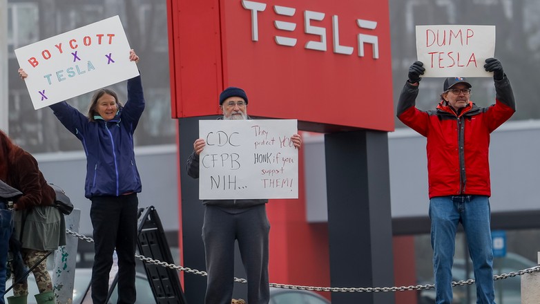 epa11899302 - USA TESLA PROTEST (Protest outside Tesla dealership in Decatur, Georgia)