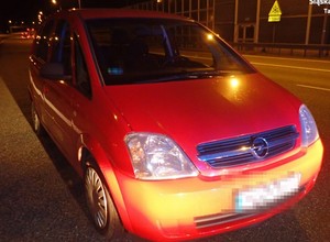 Zaparkował na środku autostrady i zasnął. Miał prawie trzy promile!