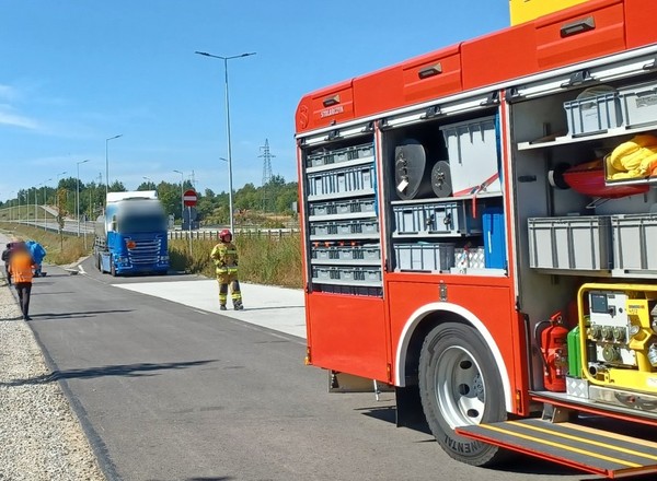 Z cysterny na drogę wyciekał kwas. Musieli interweniować strażacy
