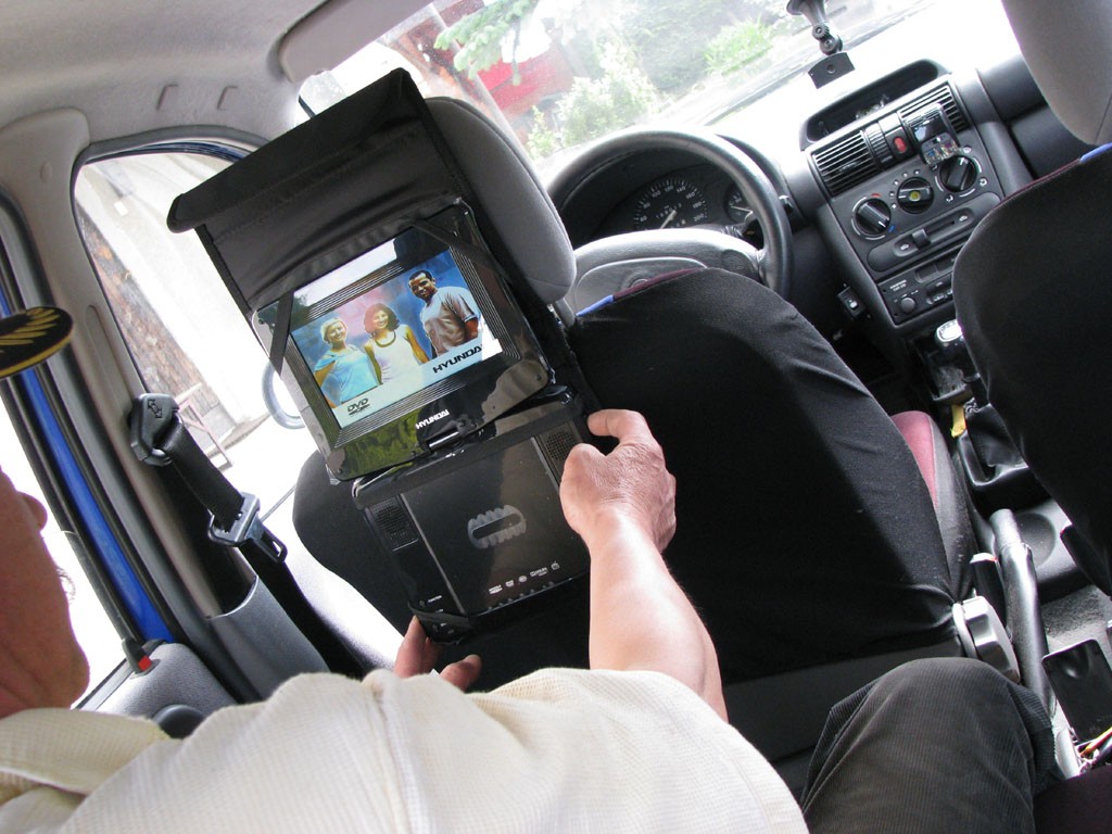 DVD w aucie. Czyli - Gdy w podróży dzieci się nudzą...