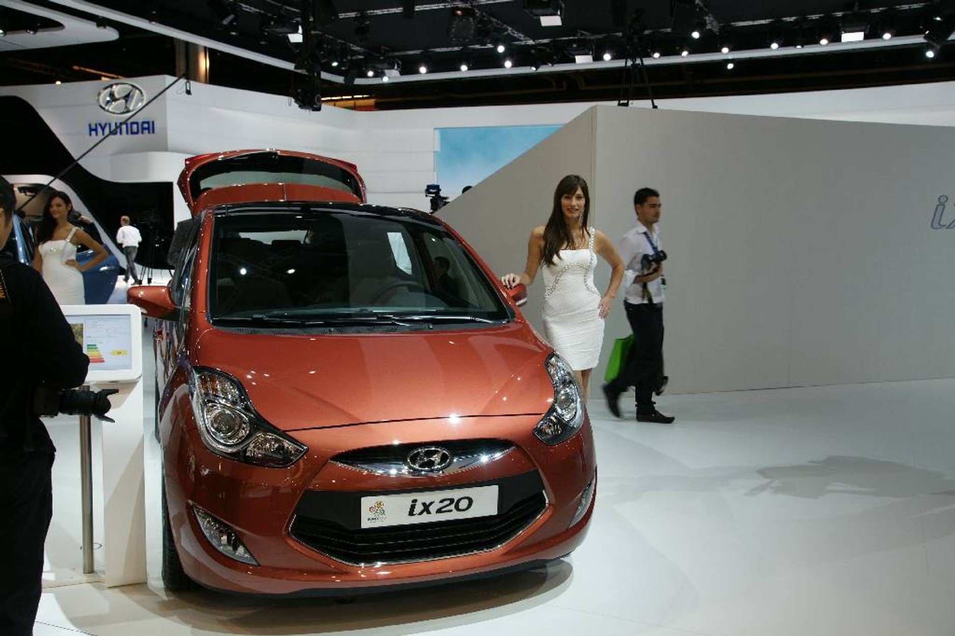 Paryż 2010: dziewczyny i samochody (galeria 3.)