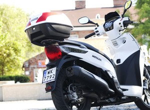 Kymco GT300i People - tajwańczyk kopiujący włochów