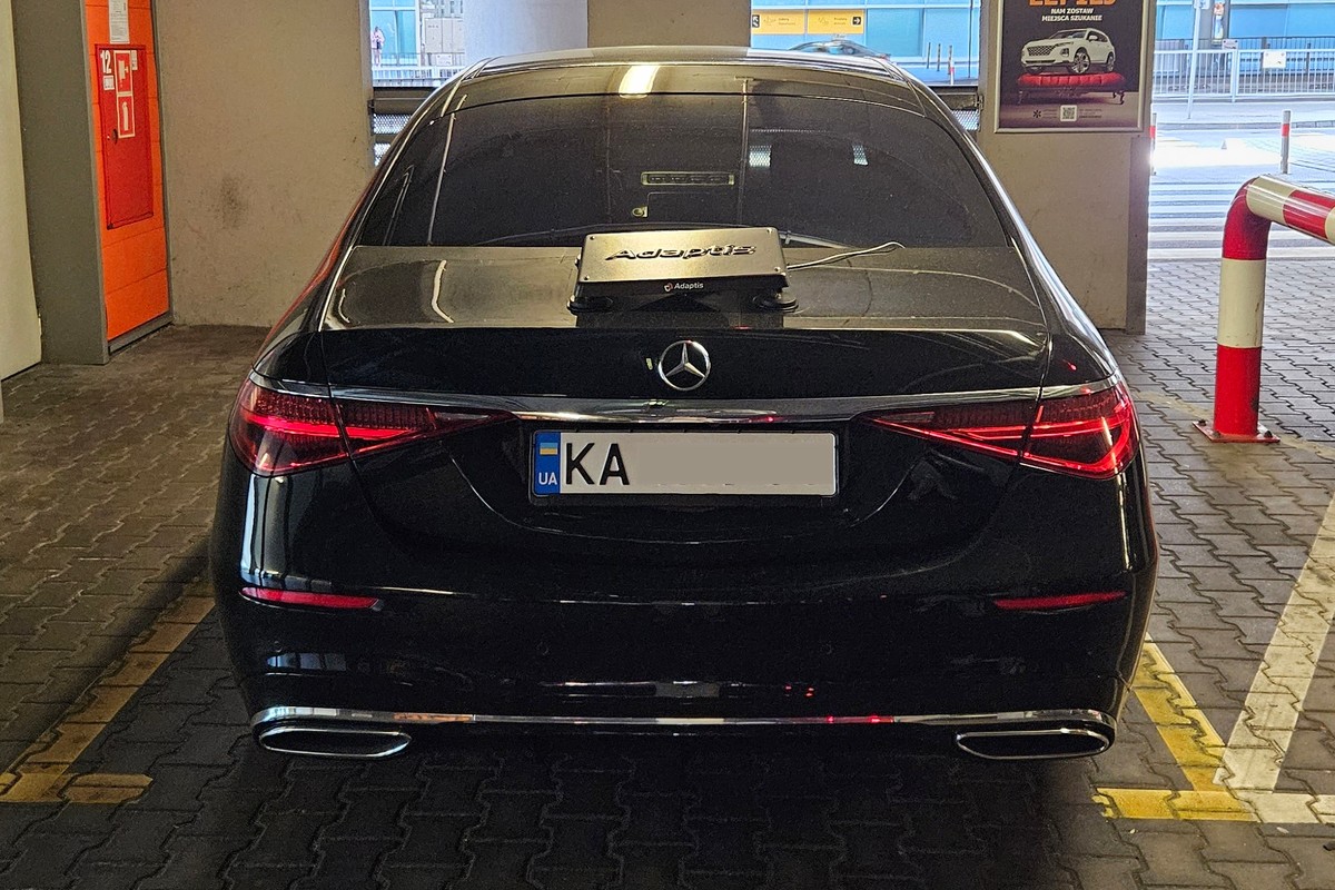 Przy lotnisku w Warszawie stał czarny Mercedes na ukraińskich tablicach ze skrzynką na klapie. Co to jest?