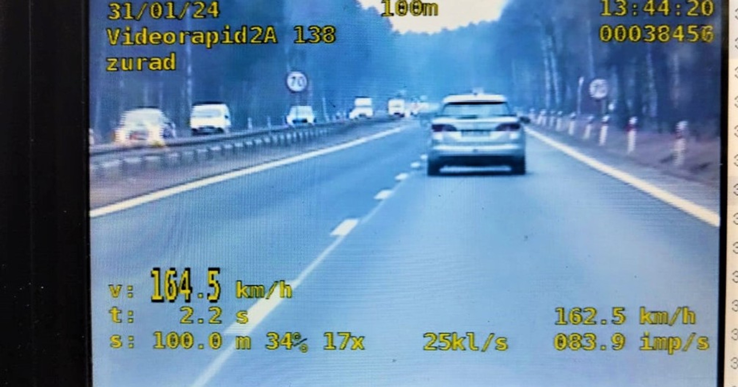 Kierowca opla przekroczył prędkość o 64 km/h na drodze krajowej nr 1
