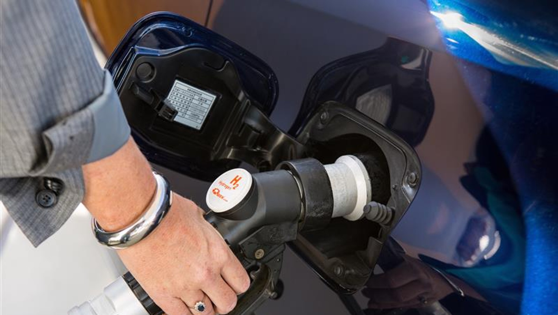 Tankowanie wodoru zajmuje tyle samo czasu, co np. tankowanie LPG. Ładowanie elektryka magazynującego prąd w akumulatorach trwa znacznie dłużej!