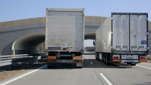 Wyprzedzanie ciężarówek stało się bardzo niebezpieczne dla kieszeni. Mandaty są drakońskie