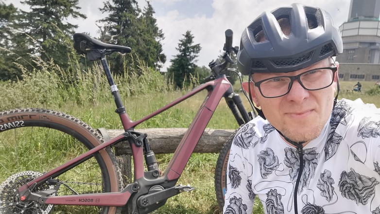 Jeździłem rowerami z nowoczesnym napędem elektrycznym marki Bosch. Przy niewielkiej mocy i niewielkich wymiarach napędy te z zapasem dają sobie radę w rowerach sportowych