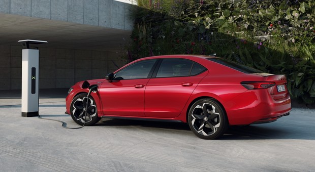 Skoda Superb z napędem hybrydowym w Polsce. Znamy ceny