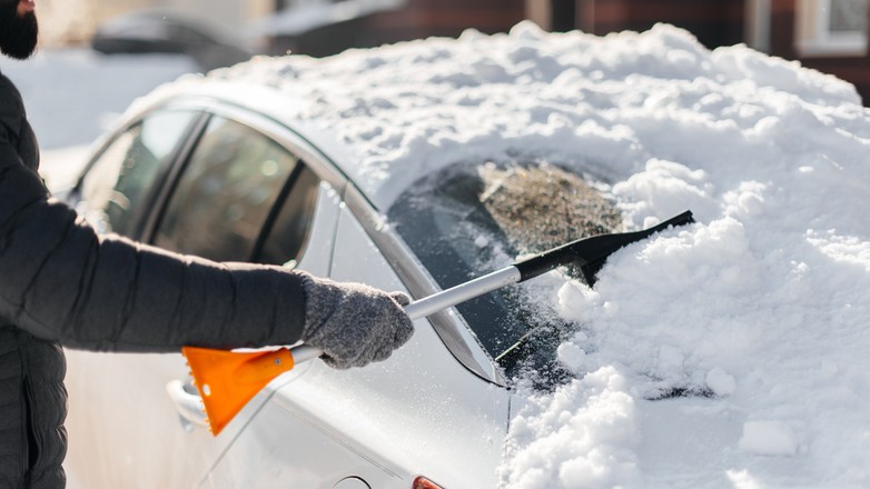 Odśnieżanie samochodu