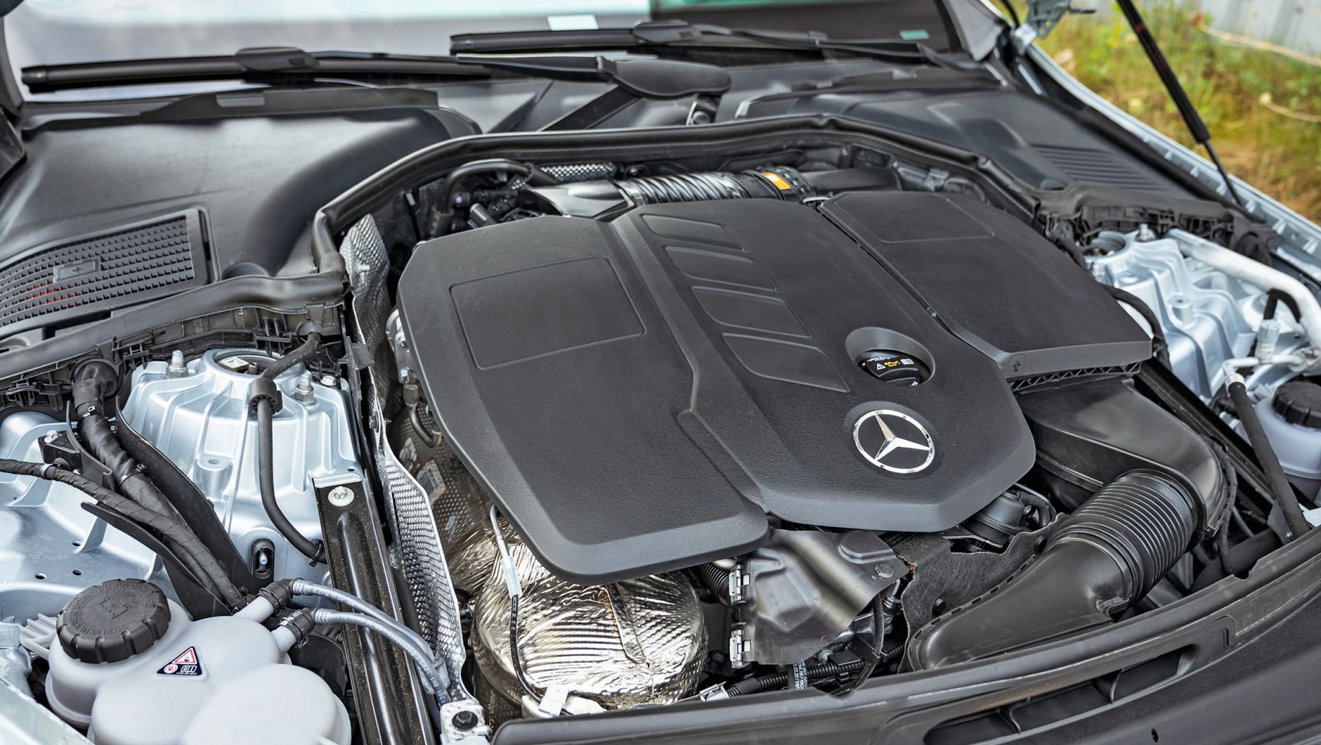 Mercedes klasy C All Terrain - solidny i nie za głośny: dwulitrowiec o mocy 200 dieslowskich oraz 20 elektrycznych rumaków zużywa średnio 6,1 l/100 km w teście.