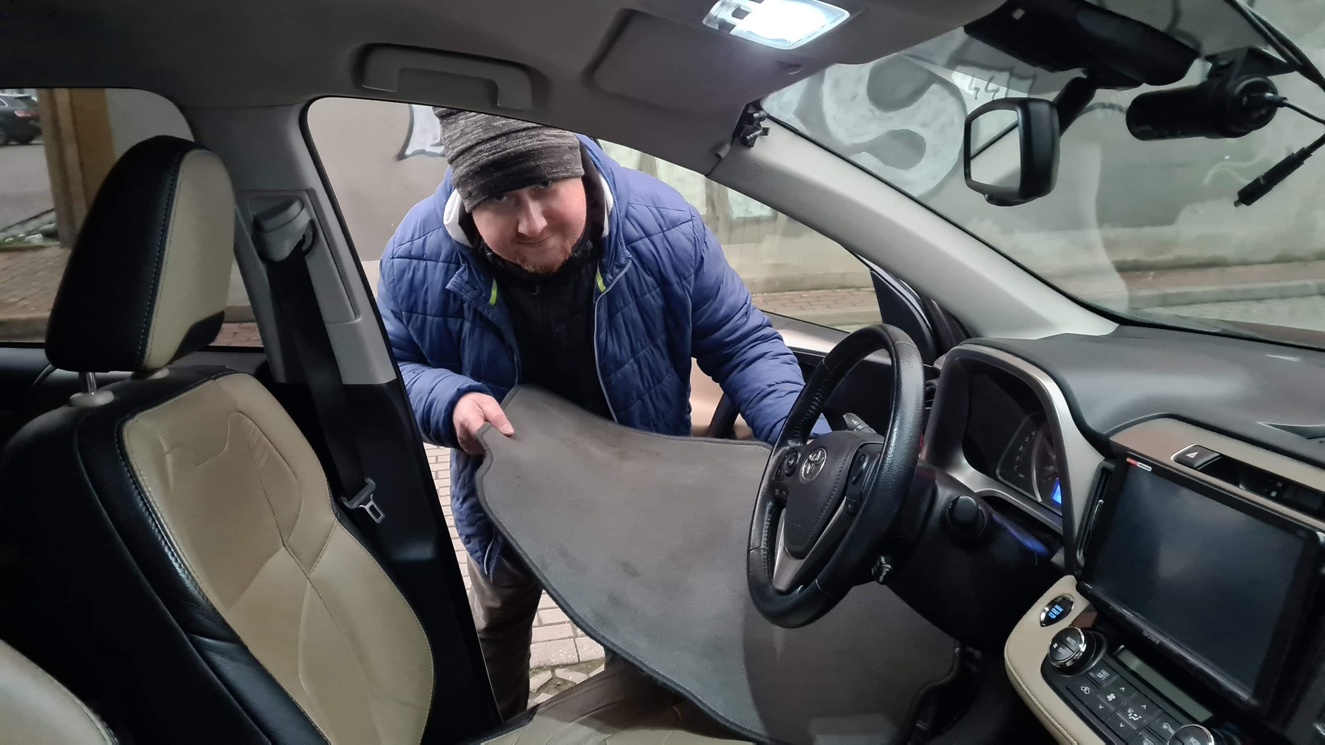 Sezonowa wymiana dywaników w samochodzie