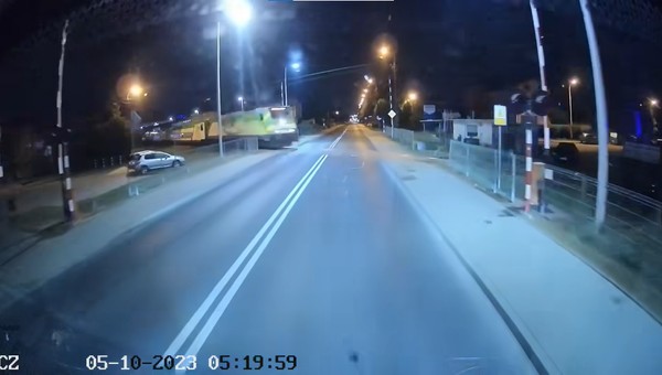 Szok w Płocku. Jedzie pociąg, a rogatki w górze. Nagranie z autobusu miejskiego