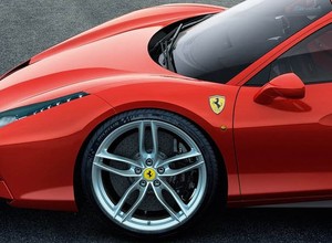 Spektakularne zderzenie trzech Ferrari na autostradzie [Nagranie]