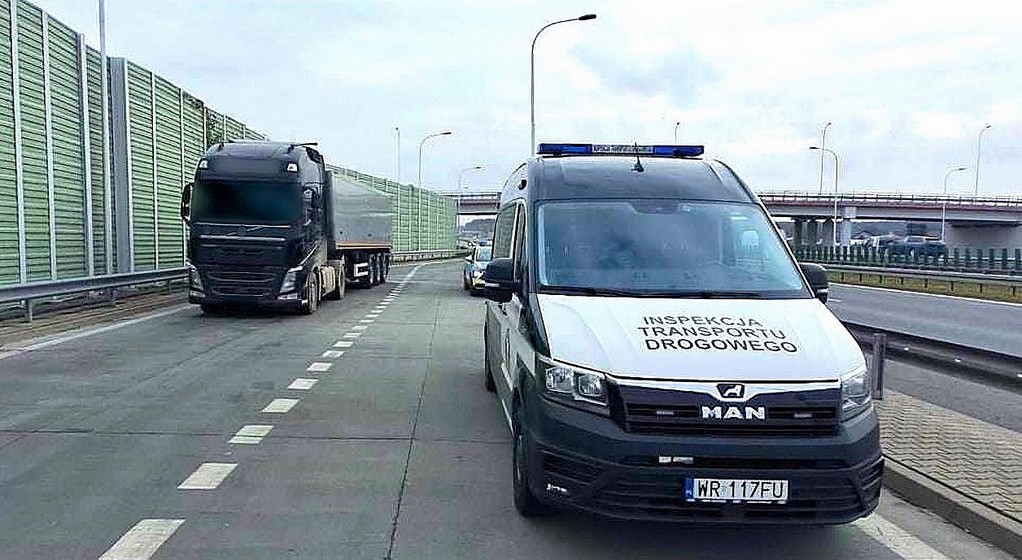 Inspektorzy ITD zatrzymali ciężarówkę z przełożonymi tablicami