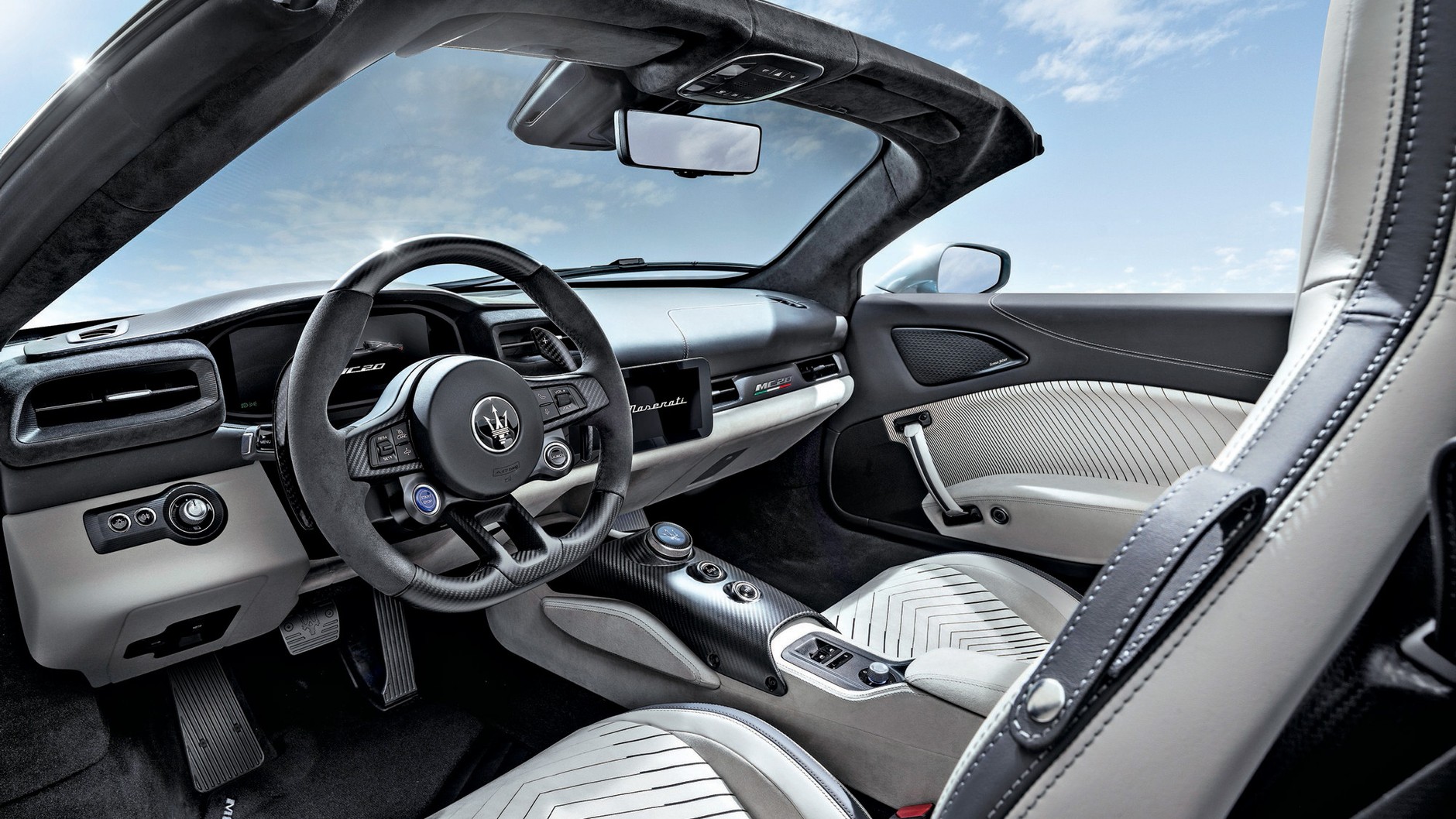 Maserati MC20 Cielo koncentruje się we wnętrzu na najistotniejszych elementach: duża kierownica, wąski tunel środkowy, dwa wyświetlacze
