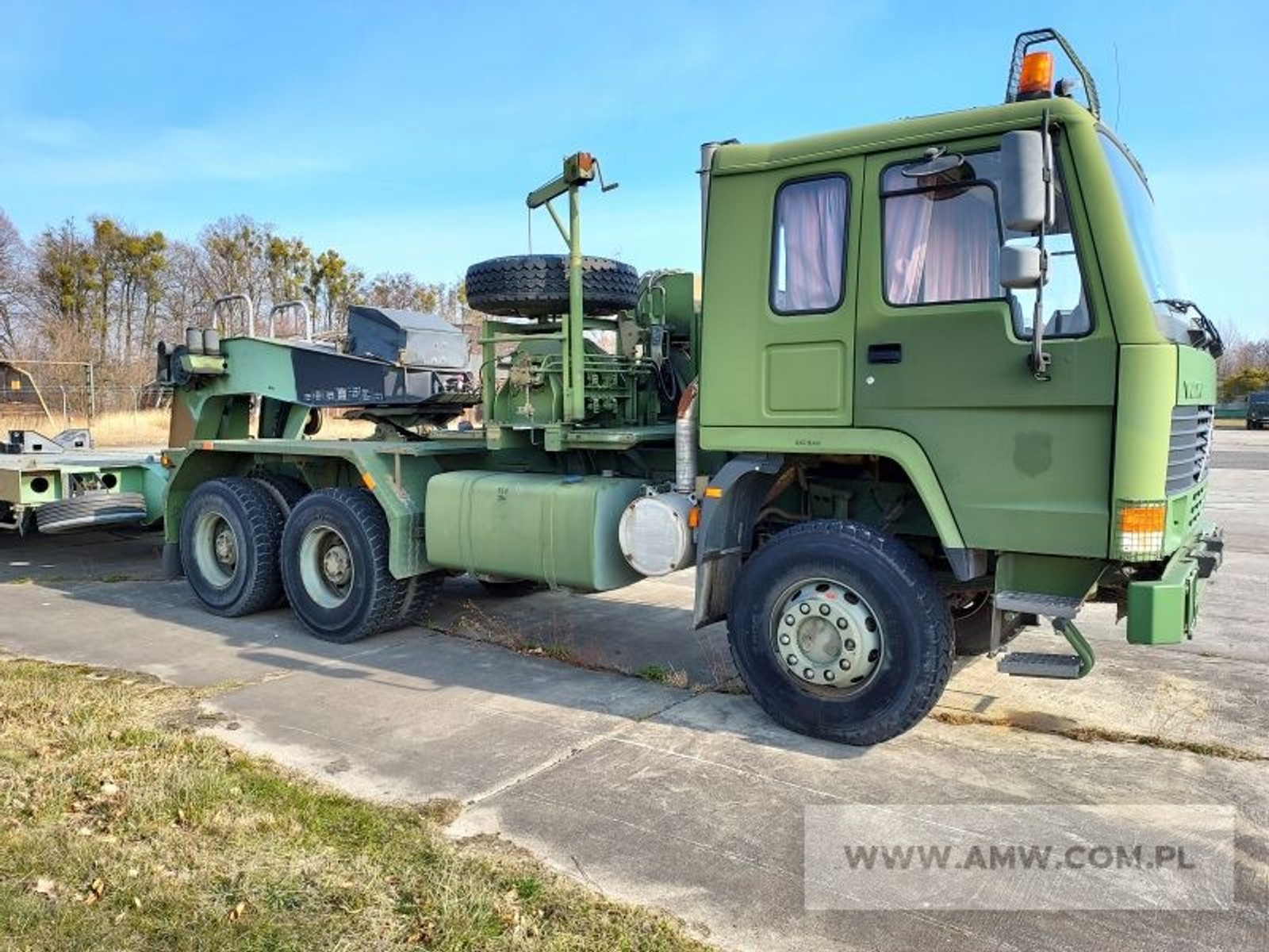 Wojskowe Volvo FL12 z naczepą Lohr