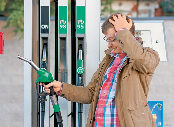 Podatki od samochodów, paliw i dróg. W Polsce nie jest tanio