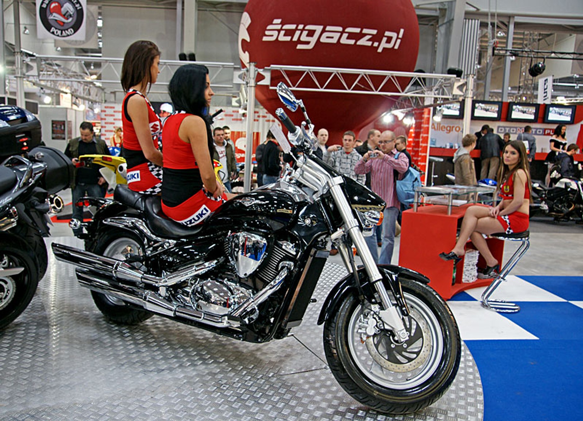 Dziewczyny i maszyny na drugiej ogólnopolskiej wystawie motocykli w Warszawie