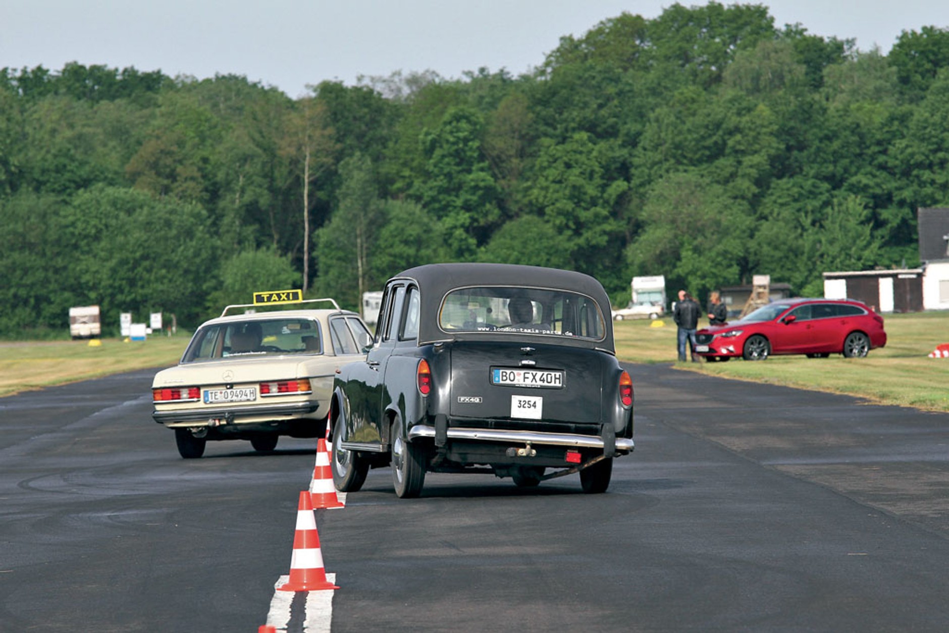 Mercedes W123 kontra Austin FX4Q - która taksówka jest lepsza?