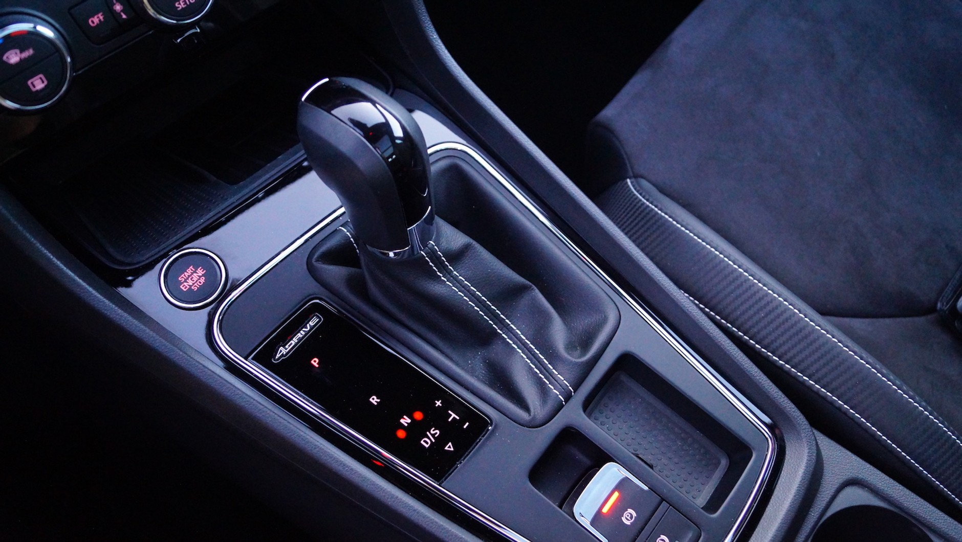 W wielu modelach elektryczny ręczny zaciąga się automatycznie po włączeniu trybu P, ale nie jest to reguła u wszystkich