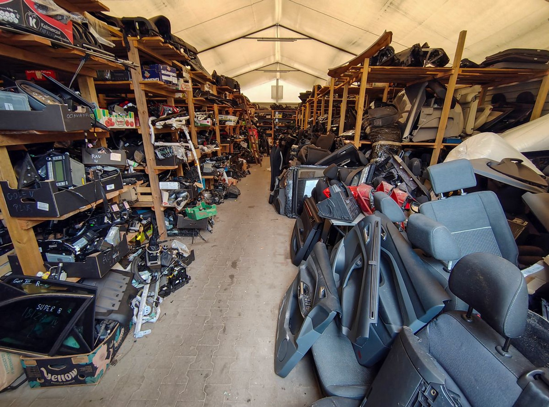 Akcja policji. Odzyskali i zabezpieczyli pojazdy o wartości niemal 3 mln zł