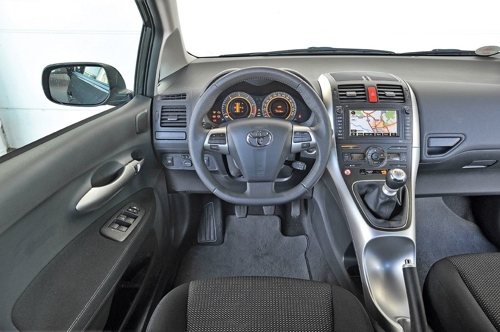 Auris 1.8 HSD kontra Auris 2.0 D-4D: diesel kontra hybryda, dwie drogi do niskiego spalania