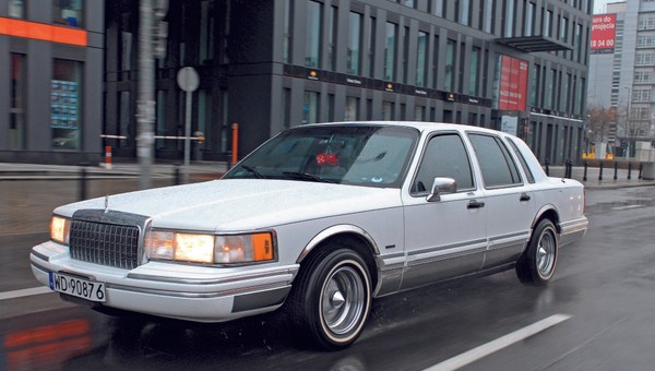 Lincoln Town Car - kanapa na kołach