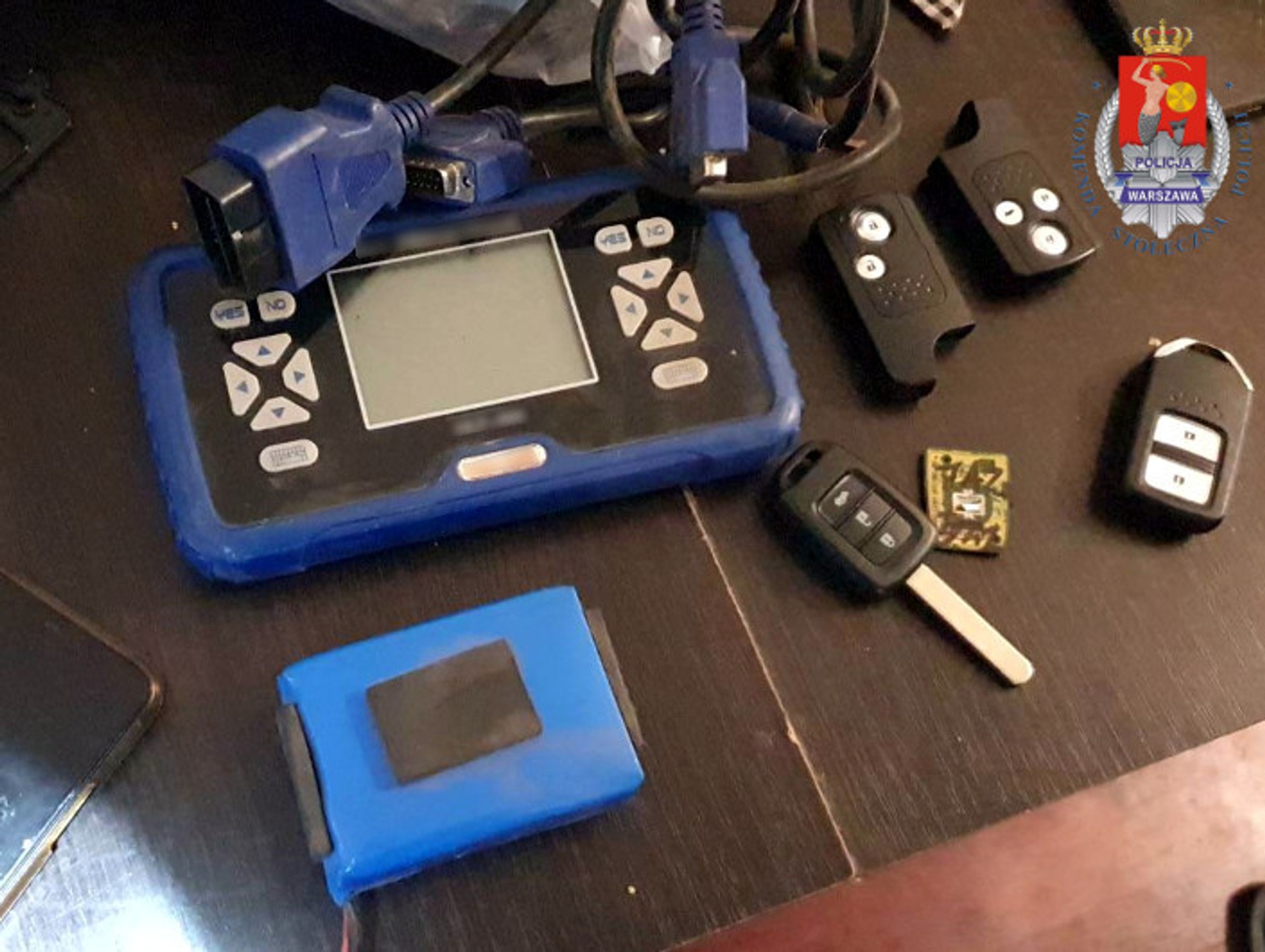 Zatrzymano grupę przestępców kradnących i rozbierających auta