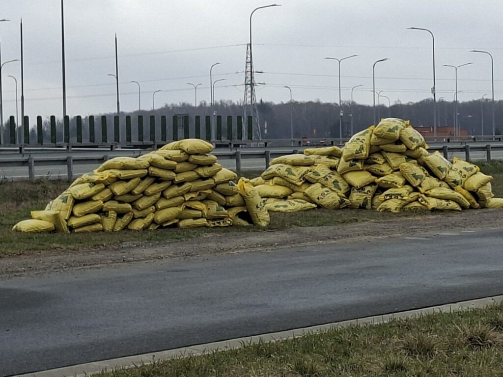 Przeładowany samochód z korą sosnową