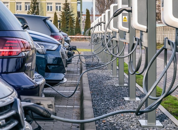 Jak z nowymi limitami emisji radzą sobie producenci samochodów?