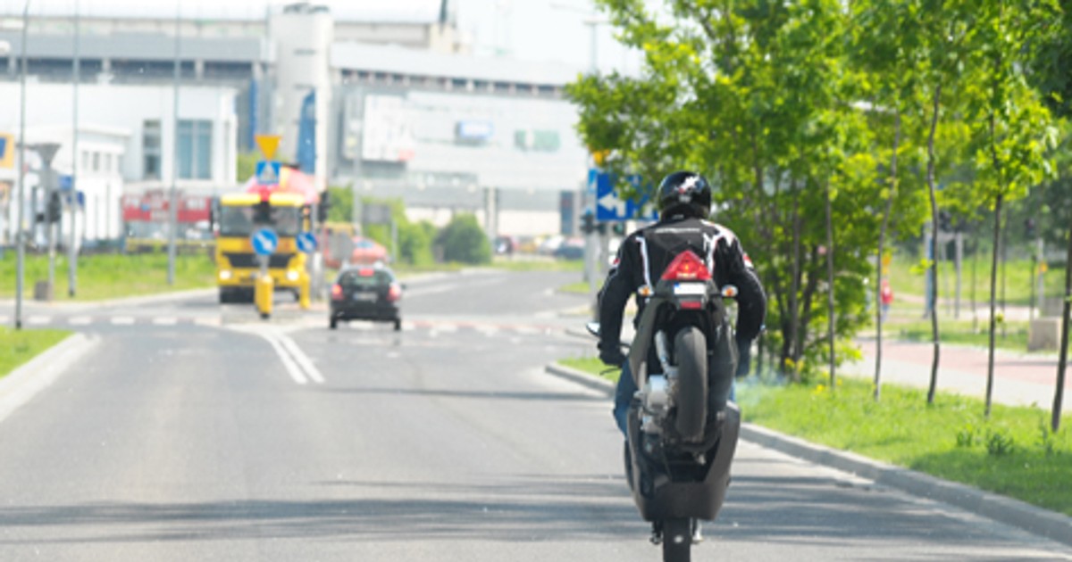 Jak bezpiecznie jeździć motorowerem? Czyli myślenie jednym śladem