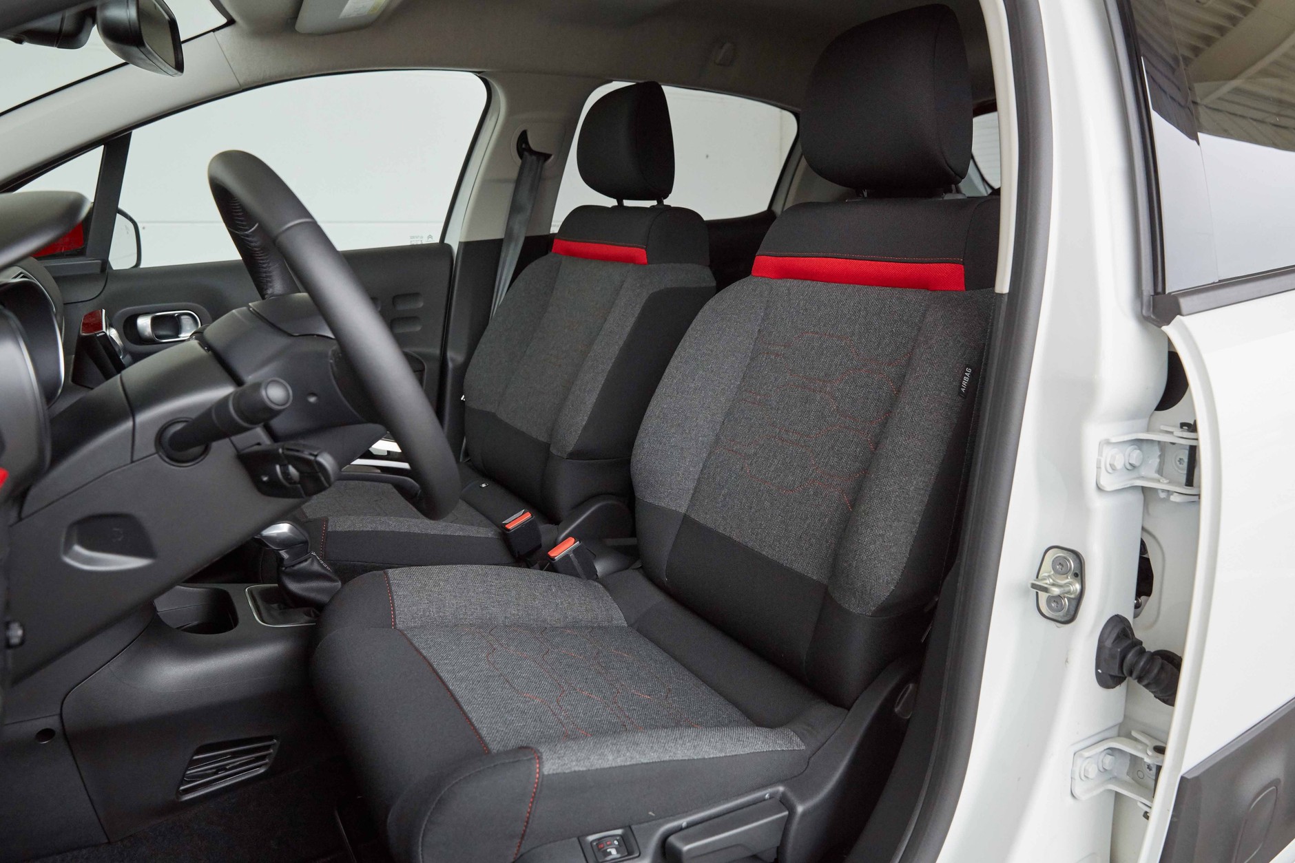 Citroen C3 kontra Peugeot 208 i Renault Clio