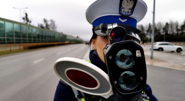 Policja ustawia się za znakiem D-42. Tysiące kierowców żegna się z prawem jazdy
