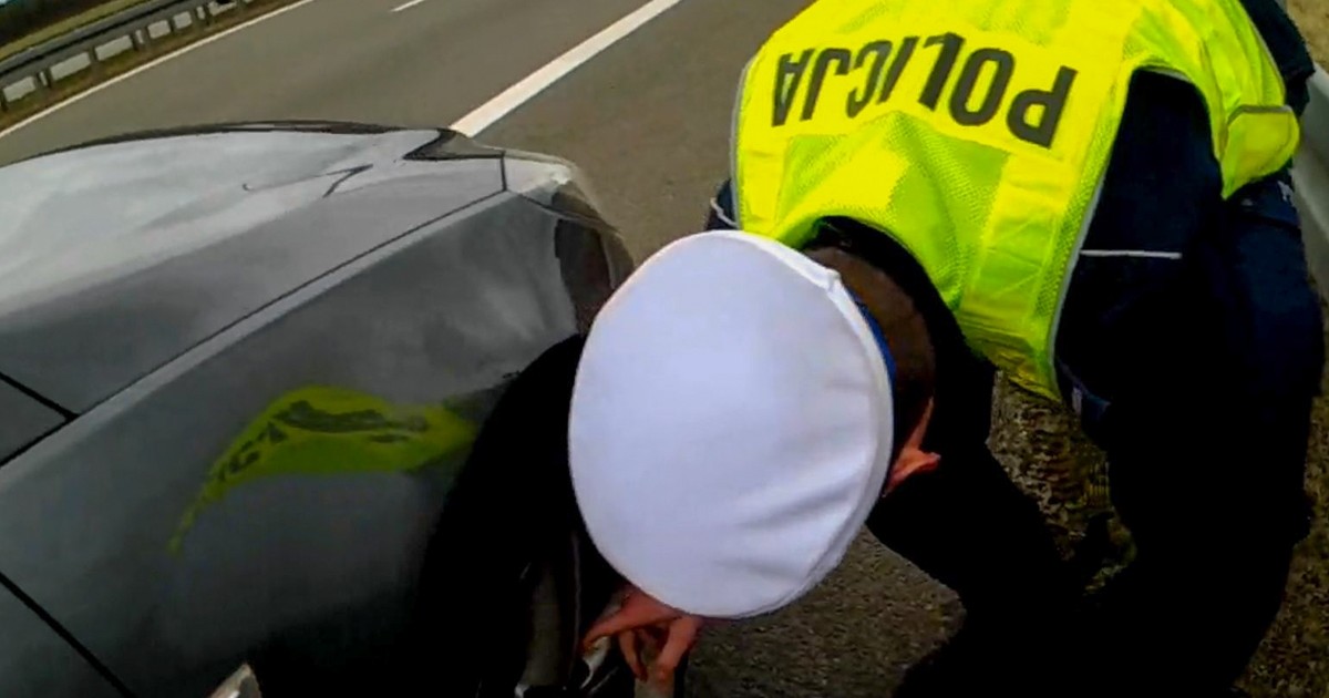 Policjanci wymienili koło w samochodzie