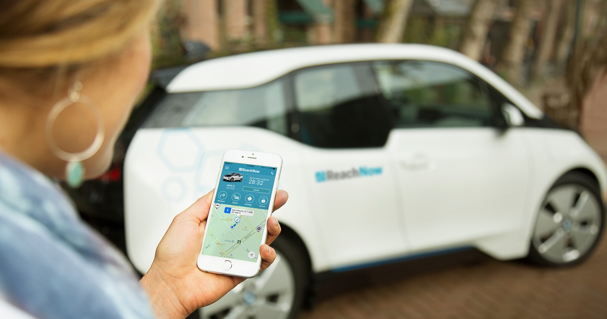 BMW i3 w ramach carsharingu odnajdujemy poprzez aplikację. I otwieramy zdalnie przez jednorazowy kod w programie