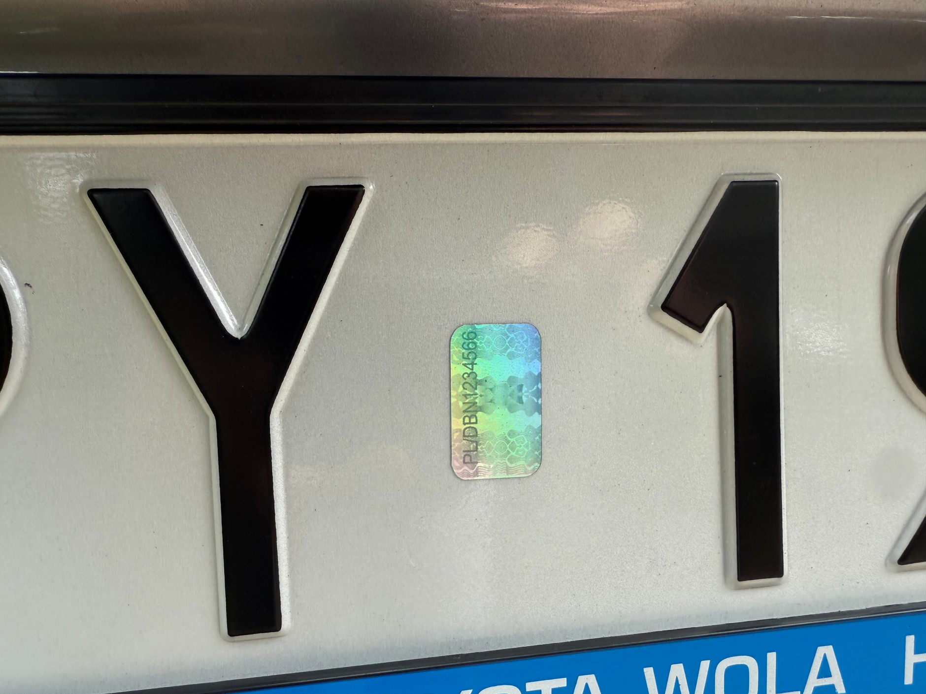 Naklejony podrabiany hologram, tzw. imitacja