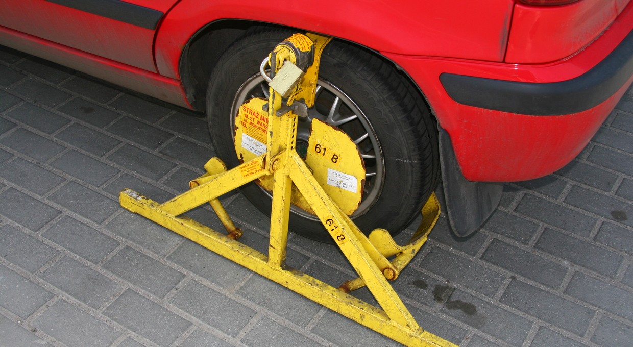 Zajrzyj do rubryki F2 w dowodzie rejestracyjnym. Od tego wpisu zależy mandat za parkowanie