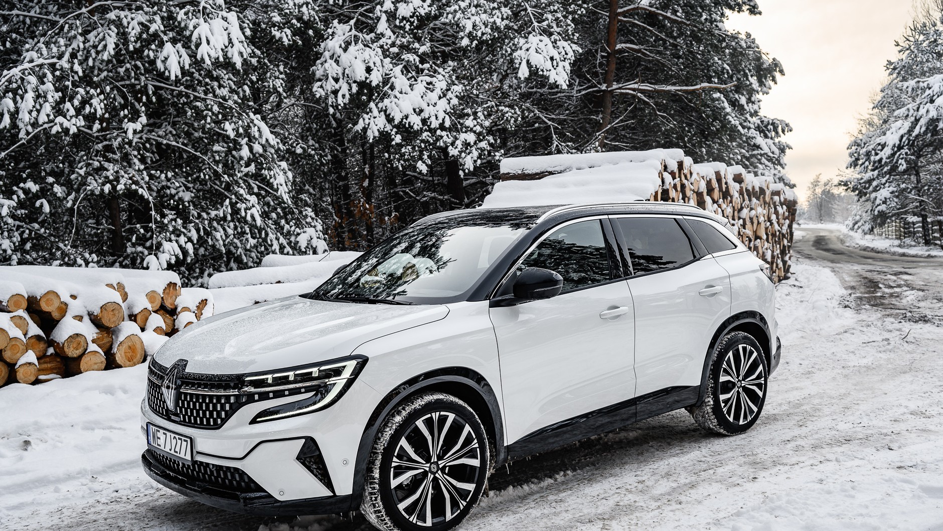 Renault Austral przed FL na zaśnieżonej drodze