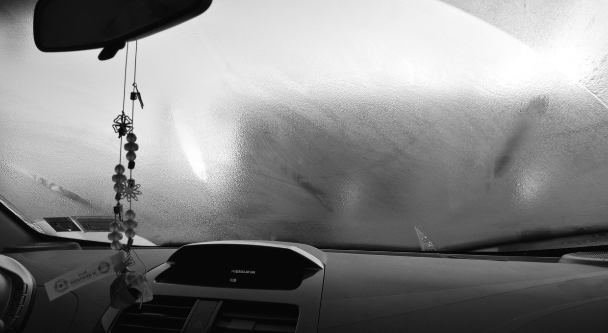 Czy za zaparowane szyby w samochodzie można dostać mandat? Mamy na to skuteczne sposoby