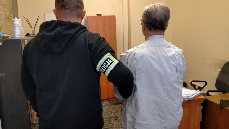 80-latek uszkodził pięć samochodów, bo ich kierowcy źle parkowali