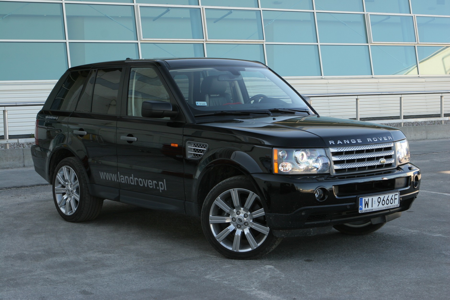 Klasyka gatunku? W kwestii wyglądu Range Rover Sport starzeje się bardzo ładnie. Z techniką bywa gorzej. 