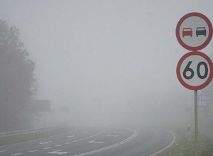 Zatrzymała się na pasie. Pomoc przyszła we mgle
